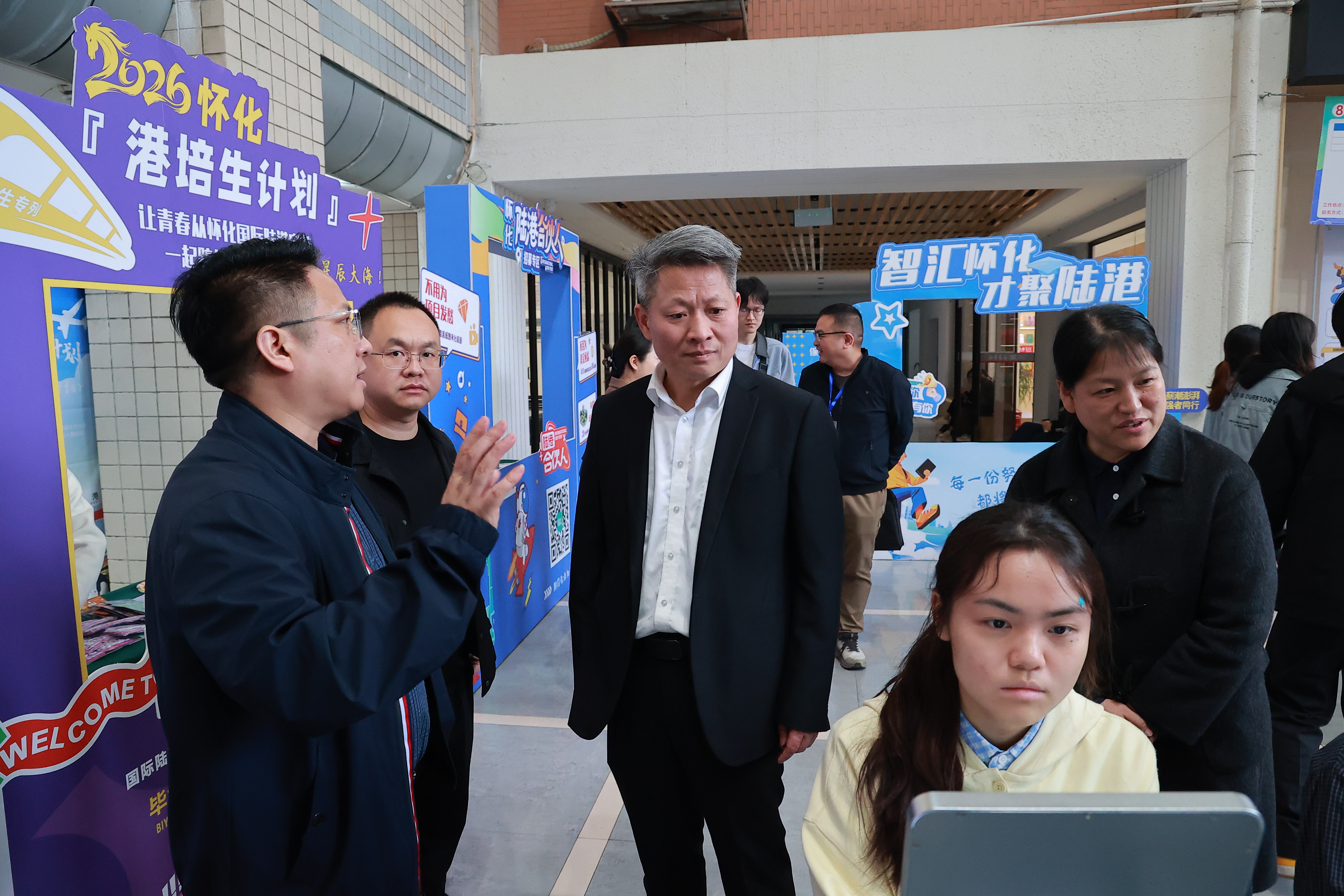 企业向怀化人社、TapTap点点招就处负责人介绍招聘情况.jpg